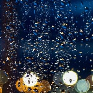 Krople deszczu na szybie – 01